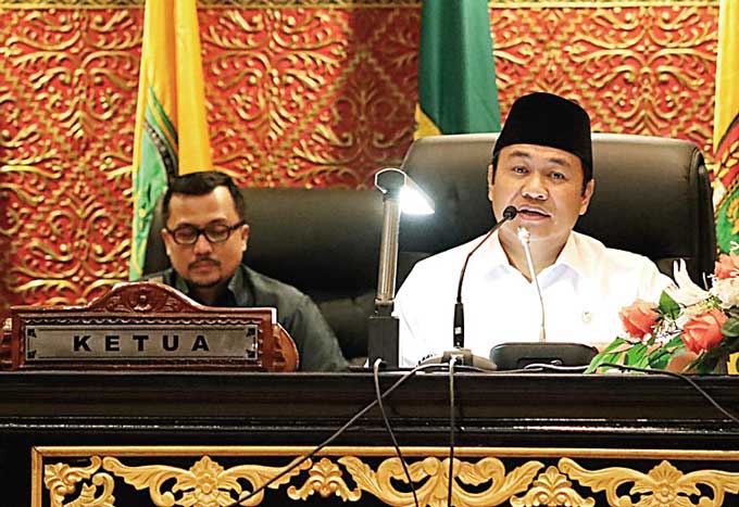 Ketua DPRD Riau, Yulisman saat memimpin rapat paripurna beberapa waktu lalu.