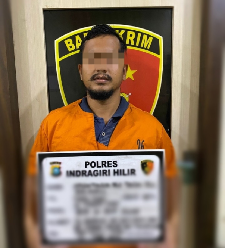 MT (26) Asisten Afdeling I PT SAGM wilayah Kelurahan Sungai Salak, Kecamatan Tempuling, Indragiri Hilir (Inhil) ditahan Polisi karena diduga melakukan penggelapan upah pekerja.