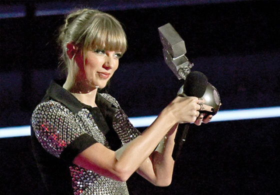 Masuk nominasi di enam kategori, Taylor Swift membawa pulang empat piala MTV Europe Music Awards 2022.