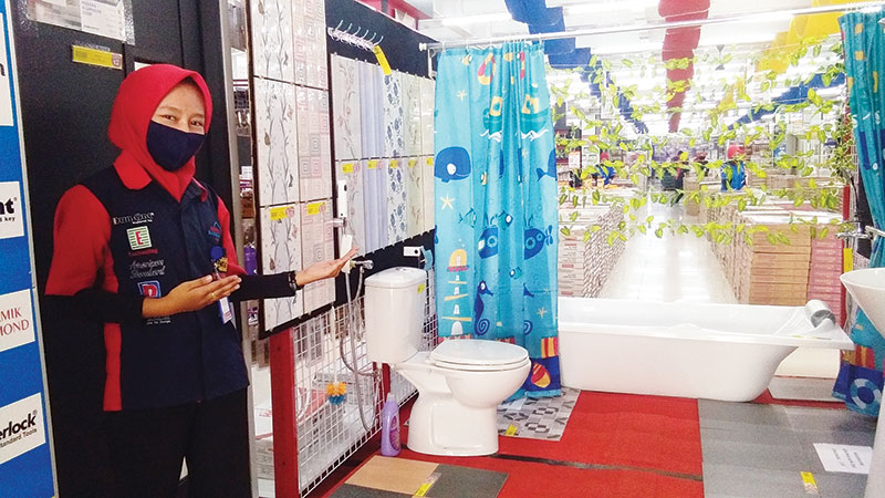 SPG Mitra Bangunan tunjukkan galeri bathroom yang dipajang di area depan, Senin (8/6/2020).(MUJAWAROH ANNAFI/RIAUPOS.CO)