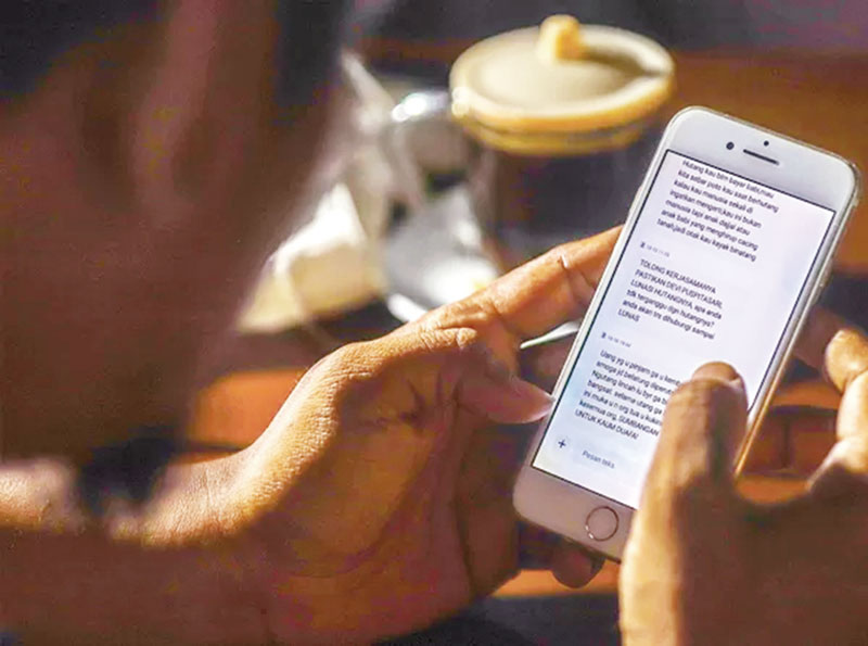 Salah seorang nasabah pinjaman online yang ditagih melalui pesan singkat secara terus-menerus sampai pinjamannya lunas.