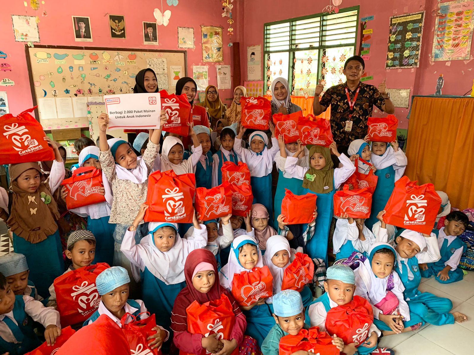 Kebahagiaan murid TK Islam Bina Insan Kamil menerima 59 paket mainan Emco di Pekanbaru, Senin (18/7/2022)