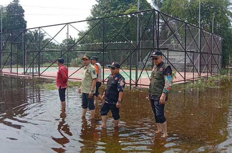 Kepala BPBD Pelalawan Zulfan MSi meninjau kondisi banjir di Desa Kuala Terusan, Kecamatan Pangkalankerinci yang menggenangi pekarangan rumah warga dan sejumlah fasilitas olahraga, Kamis (14/12/2023).