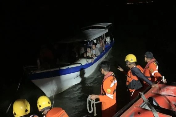 Tim Basarnas melakukan evakuasi terhadap 23 wisatawan di tengah perairan laut Pulau Rupat, Kabupaten Bengkalis, Selasa (25/4/2023) malam.