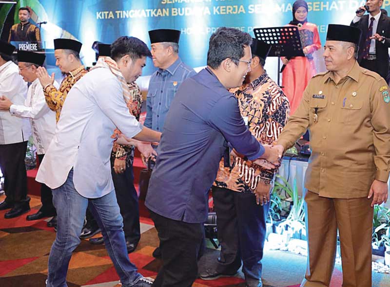 Bupati Siak Alfedri bersalaman dengan para pihak yang hadir dalam halalbihalal, Synergy dan Enagemement (HSE) Awareness yang diselenggarakan oleh PT Bumi Siak Pusako (BSP), di Hotel Premiere, Pekanbaru, Selasa (9/5/2023).