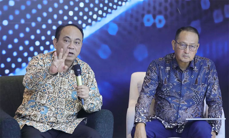 Menteri Komunikasi dan Informatika Budi Arie Setiadi bersama Dirjen Aptika Semuel A. Pangerapan saat memberikan keterangan terkait Peluncuran Desk Pengawasan Pemilu 2024 di kantor Kementerian Komunikasi dan Informatika, Jakarta, Selasa (28/11/2023).Â 