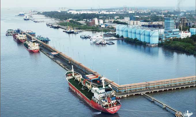 Terminal PT Pelindo Kota Dumai tampak sedang melayani aktivitas bongkar muat, baru-baru ini.