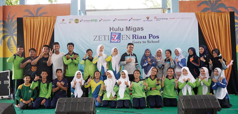 Kepala SMAN 1 Dayun Sukandar (delapan kanan baris belakang) beserta guru dan siswa, foto bersama di Aula SMAN 1 Dayun, Siak, Senin (9/10/2023)