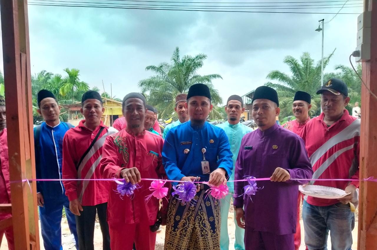 Camat Bandar Laksamana Taufik Hidayat memotong pita peresmian Pasar Rakyat Desa Sepahat, Jalan Lintas Sungai Pakning-Dumai, Jumat (24/2/2023).