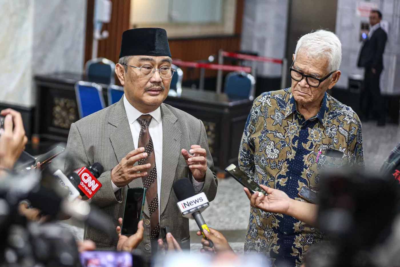 Ketua Majelis Kehormatan MK (MKMK) Jimly Asshiddiqie mengungkapkan, ada sekelompok mafia peradilan yang kerap menggelar Rapat Kerja Nasional (Rakernas) untuk melaporkan kekayaan masing-masing.