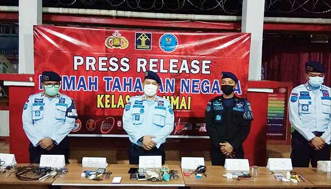Petugas gabungan menggelar ekspose hasil dari razia ke kamar-kamar warga binaan di Rutan Dumai, Senin (31/5/2021) malam.Â 