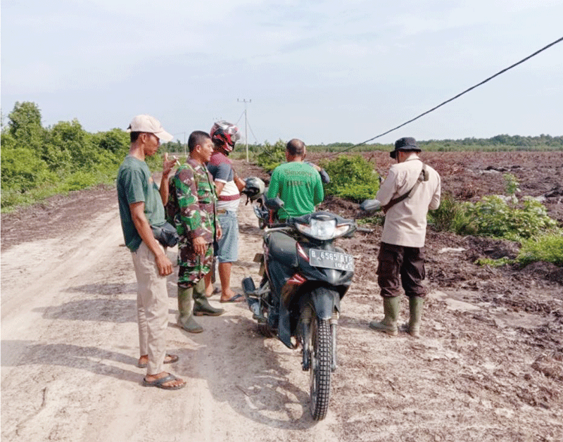 Babinsa Kodim 0320 Dumai terus melakukan patroli dan memberikan penyuluhan kepada masyarakat untuk mencegah kebakaran hutan dan lahan.