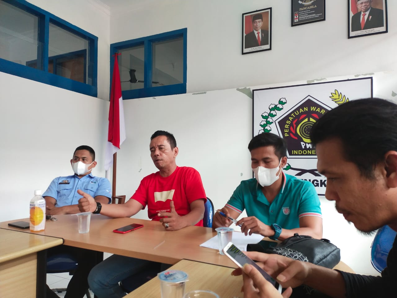 Ketua PWI Bengkalis Alfisnardo (baju kaos merah) memimpin rapat pleno PWI dan menetapkan Konferkab V PWI Bengkalis dilaksanakan di Sei Pakning, Bengkalis. Rapat berlangsung di Ruang Rapat Kantor PWI Bengkalis, Sabtu (11/9/2021).