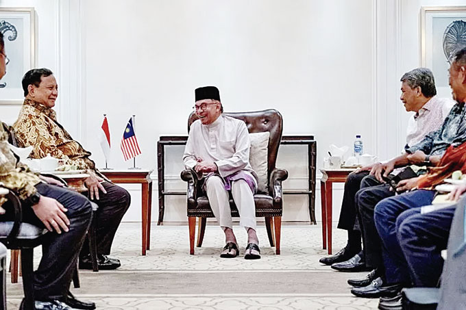PM Malaysia Anwar Ibrahim (tengah) berbincang dengan Menhan Indonesia Prabowo Subianto (kiri) di sela-sela pelaksanaan Pameran Maritim dan Dirgantara Internasional Langkawi (LIMA) 2023 di Kedah, Malaysia, baru-baru ini.