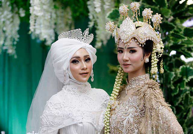 Make up flawless cocok dipadukan dengan berbagai macam busana pengantin. (Puguh Sujiatmiko/Jawa Pos)