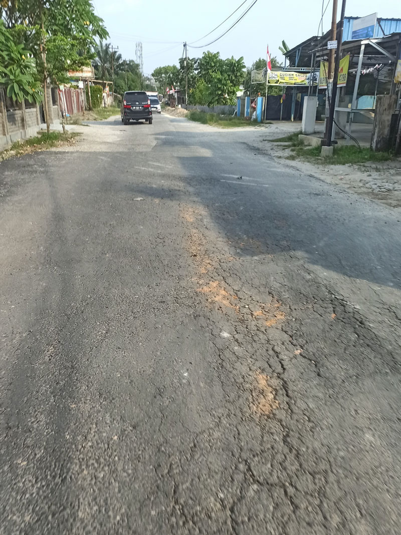 Jalan Kesadaran yang baru saja diaspal ulang tampak kembali rusak berupa retakan-retakan di aspal, Kamis (24/8/2023).