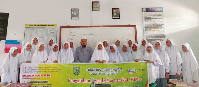 Ketua Tim Kegiatan Pengabdian Masyarakat (PKM) H Alfitri Lc MPd bersama santriwati saat kegiatan pengabdian masyarakat di Pondok Modern Syamsudin, Desa Bulu Rampai, Indragiri Hulu, baru-baru ini.