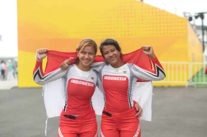 Pembalap sepeda putri Indonesia Amellya Nur Sifa (kanan) dan Jasmine Azzahra Setyobudi. Amelya berhasil meraih medali emas dari cabang balap sepeda nomor BMX racing putri ASIAN Games 2022 Hangzhou.