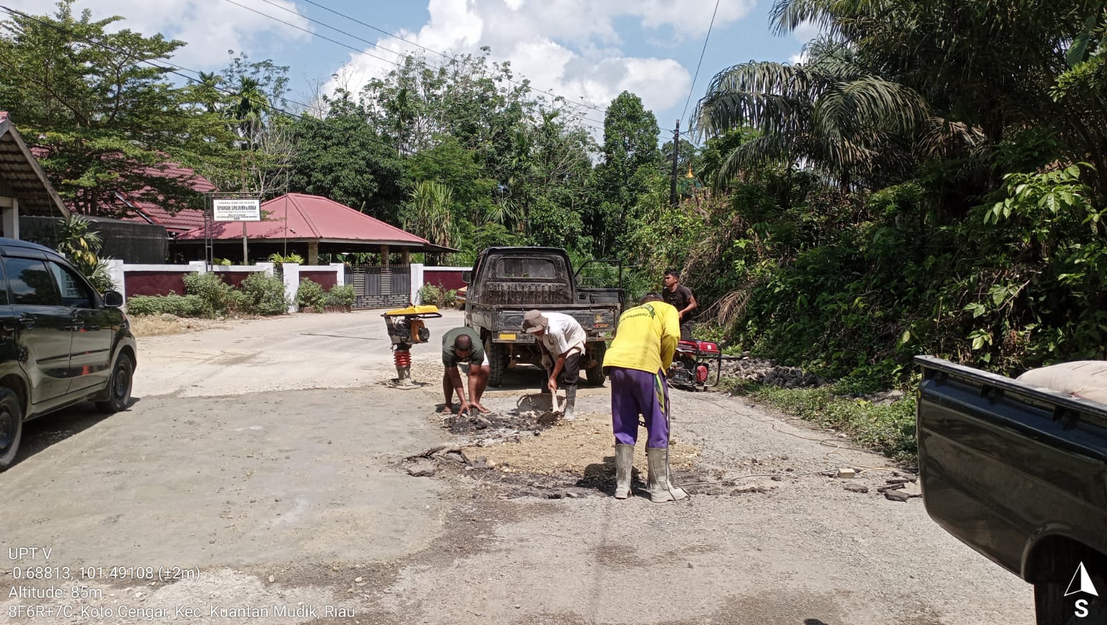 Kegiatan pemeliharaan jalan di Kabupaten Kuansing oleh Dinas PUPR PKPP Riau.