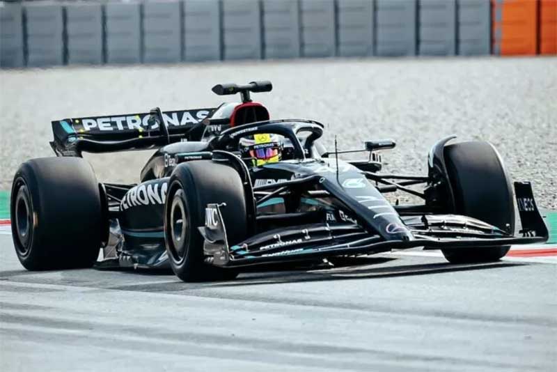Foto Mick Schumacher kali pertama mengendarai mobil balap Formula 1 Mercedes W14 di Sirkuit Catalunya.