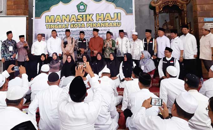 Sekretaris Kota Pekanbaru Indra Pomi Nasution didampingi Kepala Kemenag Kota Pekanbaru Syahrul Mauludi, pembimbing, dan petugas haji foto bersama usai membuka manasik haji di Masjid Paripurna Nurus Salam, Jalan Taman Sari, Kecamatan Bukit Raya, Kota Pekan