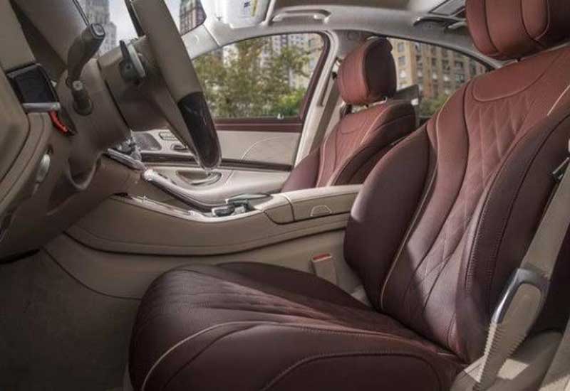 Kursi mobil canggih di mobil premium kelas atas dengan berbagai fitur. (USNews)