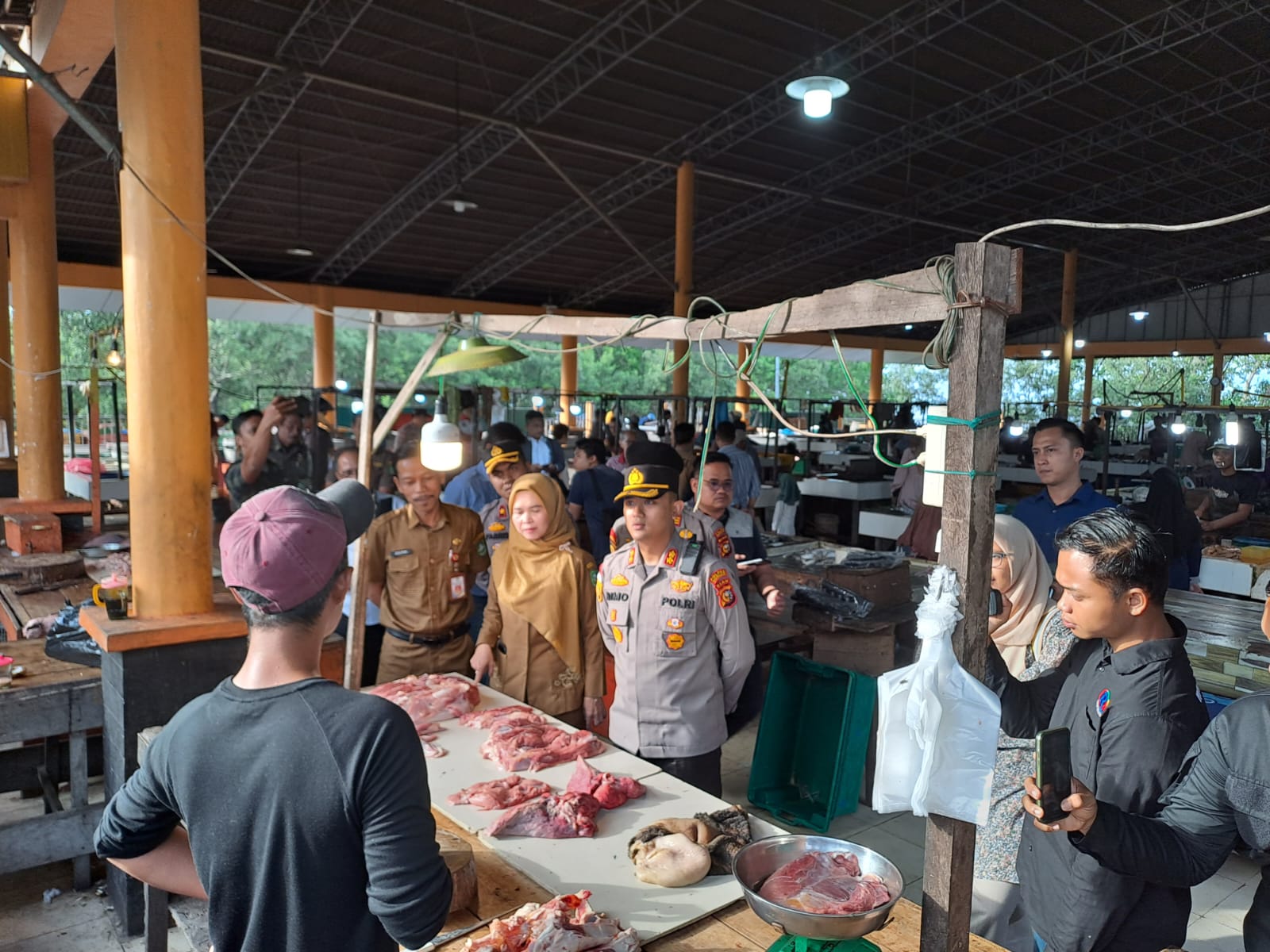 Kapolres Bengkalis AKBP Setyo Bimo Anggoro melakukan razia di Pasar Terubuk Bengkalis bersama Disperindag, Selasa (30/5/2023).