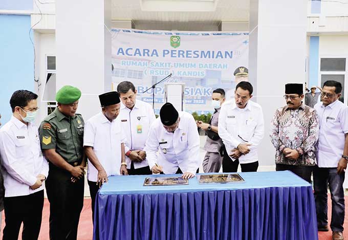 Bupati Siak Alfedri didampingi Kadiskes dr Tonny Chandra, Direktur RSUD Tengku Rafiâ€™an dr Benny Chairuddin menandatangani prasasti meresmikan Rumah Sakit Tipe D Kandis pada Rabu (28/9/2022) lalu.
