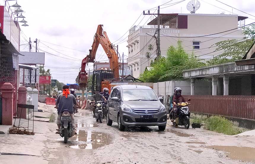 Pengerjaan proyek Sistem Pengolahan Air Limbah Domestik Terpadu (SPALDT) di Jalan Mangga, Kecamatan Sukajadi, Ahad (26/-9/2021).