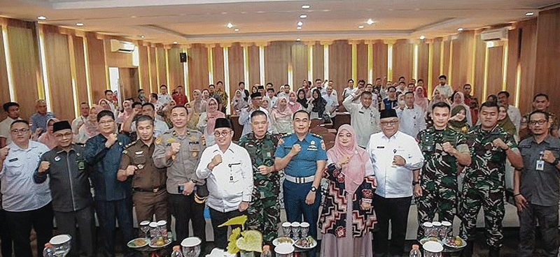 Kadis Kominfotiksan Dumai  Khairil Adli dan kepala OPD dan peserta foto bersama pada acara Sosialisasi Nasterplan dan Quick Win Smart City  di ruang pertemuan salah satu hotel di Dumai Rabu (13/9/2023).