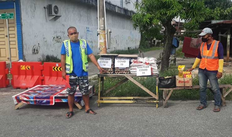 Warga  Gang Ampera dan Gang  Tenggiri Kelurahan Sukajadi Kecamatan Dumai Kota melakukan penutupan dan lockdwon lokal,  Ahad (6/9/2020). Hasanal Bulkiah/Riau Pos