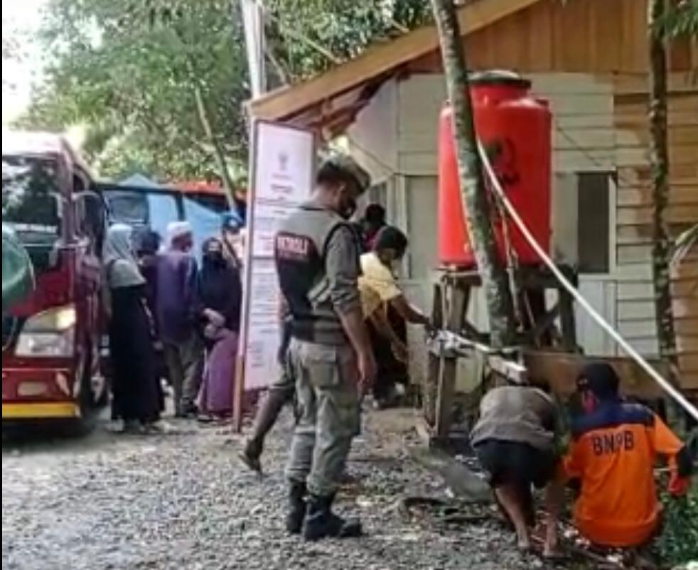 Penumpang bus antar kota antar provinsi diberhentikan tim pemeriksaan perbatasan Riau-Sumbar lewat Kuansing, tepatnya di Desa Kasang, Kecamatan Kuantan Mudik, Rabu (28/10/2020).(MARDIAS CAN/RIAUPOS.CO)