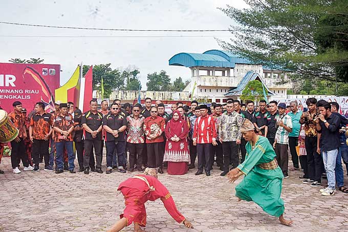 Bupati Bengkalis Kasmarni dan rombongan disambut pencak silat, saat menghadiri pelantikan Ikatan Pemuda Minang Riau (IPMR) Kabupaten Bengkalis di halaman LAMR Kecamatan Mandau, Ahad (4/6/2023).