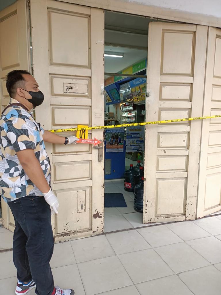 Toko ritel modern Jalan Soekarno-Hatta, Tuah Madani, dipasang garis polisi pada Senin (10/10/2022).