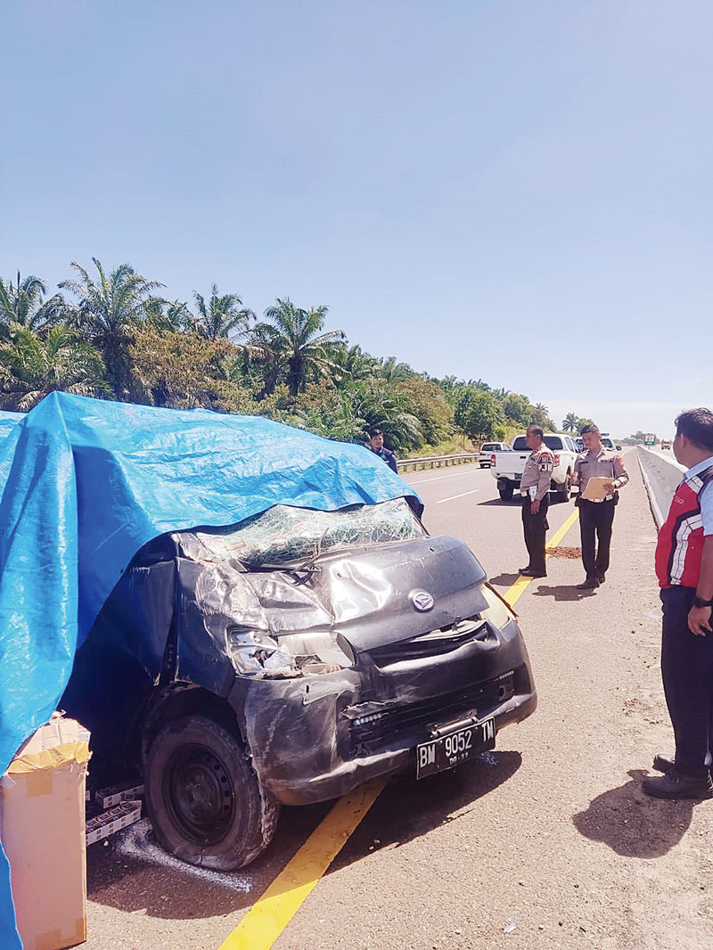 Personel Satlantas Polres Bengkalis saat melakukan olah TKP kecalakaanÂ lalu lintas di ruas Tol Pekanbaru-Dumai Km 87, Rabu (2/8/2023).