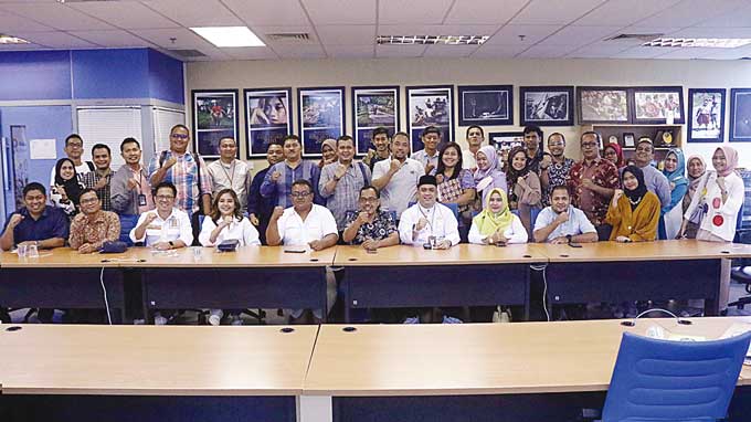 Direktur Riau Pos Firman Agus (berdiri enam kanan), Direktur Riau Pos Asmawi Ibrahim (duduk enam kiri) bersama jajaran manajemen dan Consumer Business Department Head BRI Widya Maricella (duduk empat kiri), Ketua DPD Himperra Riau Donny Satria Putra (dudu