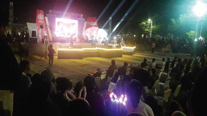 Suasana pertunjukan Konser Pemuda yang digelar Dispora Pekanbaru di RTH Tugu Tunjuk Ajar Integritas, Jalan Ahmad Yani, Sabtu (1/7/2023) malam.