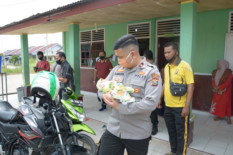 Bayi laki-laki yang menjadi korban penelantaran saat diamankan oleh Kapolsek Tampan Kompol Hotmartua Ambarita bersama jajaran di Yayasan Panti Asuhan Ar Rahim, beberapa waktu lalu. (Polsek Tampan for Riaupos.co)
