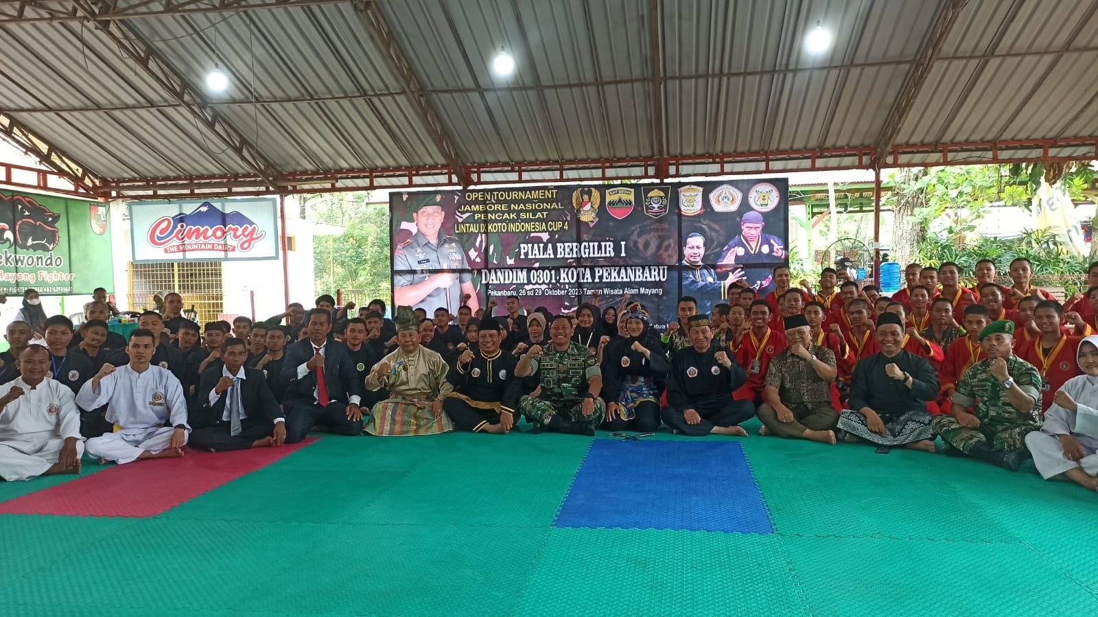 Dandim 0301/Pekanbaru Letnan Kolonel Kav Yuli Eko Hadiyanto pada acara Open Tournament Jambore Nasional Pencak Silat Lintau IX Koto Indonesia Cup 4,di Taman Rekreasi Alam Mayang Pekanbaru, Jumat (27/10/2023).