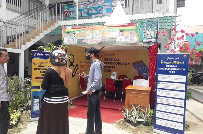 Masyarakat mengunjungi stan Disdukcapil Pekanbaru di bazar MTQ ke-55 Pekanbaru di halaman Masjid Paripurna Raudhatus Shalihin, Jalan Bukit Barisan, Kelurahan Pematang Kapau, Kecamatan Kulim, Selasa (14/2/2023).