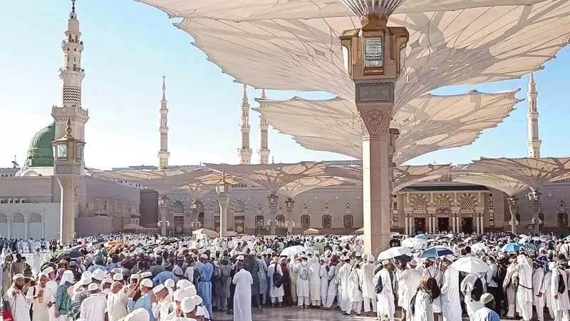 Jemaah antre menuju Raudah di Masjid Nabawi, Madinah, baru-baru ini. Tahun ini Pemerintah Arab Saudi menerapkan kebijakan harus mendaftar terlebih dahulu untuk masuk Raudah.