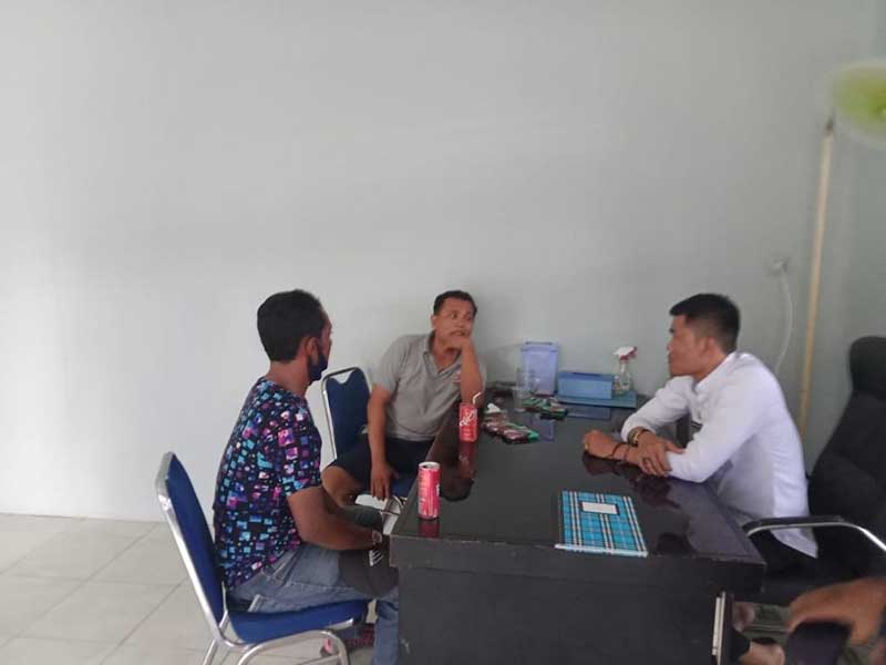 Kepala Unit Pelaksana Teknis (UPT) Perparkiran Dishub Kota Pekanbaru, Radinal Munandar (baju putih) saat mengintrogasi kedua oknum jukir yang terlibat perkelahian, baru-baru ini.