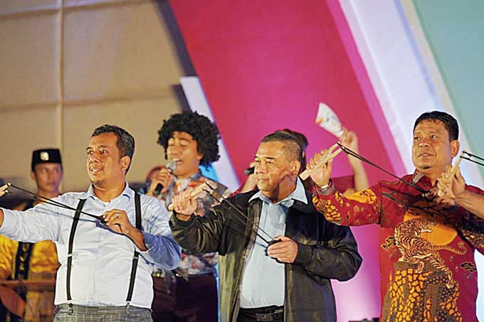 Wakil Gubernur Riau H Edy Natar Nasution didampingi Kepala Dinas Pariwisata Riau Roni Rakhmat saat membuka Anugerah Pariwisata Riau 2023 yang melibatkan 12 kabupaten dan kota, Selasa (31/1/2023).