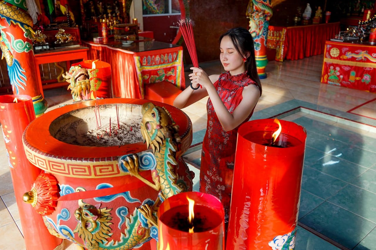 Seorang warga, Joselyn Vinzlee tengah beribadah di Vihara Surya Dharma, Jalan Angkasa, Pekanbaru menyambut perayaan tahun baru Imlek 2573, foto diambil akhir Januari 2022.