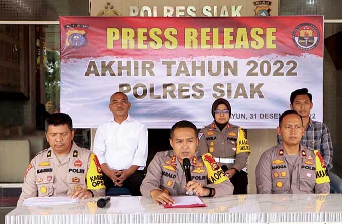 Kapolres Siak AKBP Ronald Sumaja, Wakapolres Kompol Angga, Kasat Lantas AKP Viola dan Kasat Narkoba AKP Sihol menggelar konferensi pers di depan lobi Mapolres Siak,  Sabtu (31/12/2022).