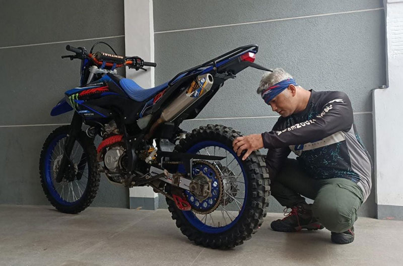 Persiapan sepeda motor sebelum diajak off-road.