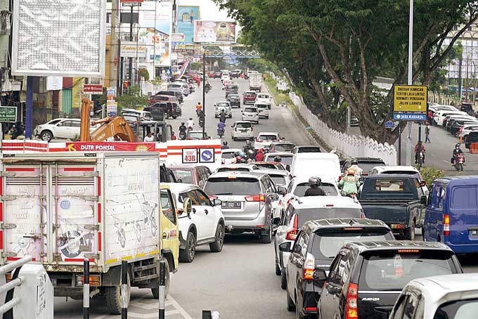 Kemacetan arus lalu lintas kendaraan terjadi di Jalan Jenderal Sudirman arah dari Jembatan Siak IV ke pusat kota disebabkan adanya pengerjaan proyek sistem pengolahan air limbah domestik terpadu (SPAL-T), Kamis (7/7/2022).