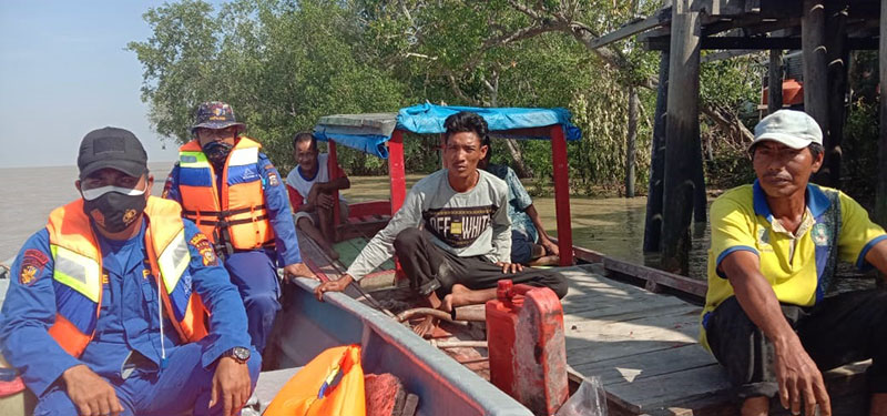 Personel Satpol Air Polres Rohil bersama nelayan saat melakukan upaya pencarian korban serangan buaya di aliran Sungai Rokan, di Bagansiapiapi, Jumat (2/4/2021).