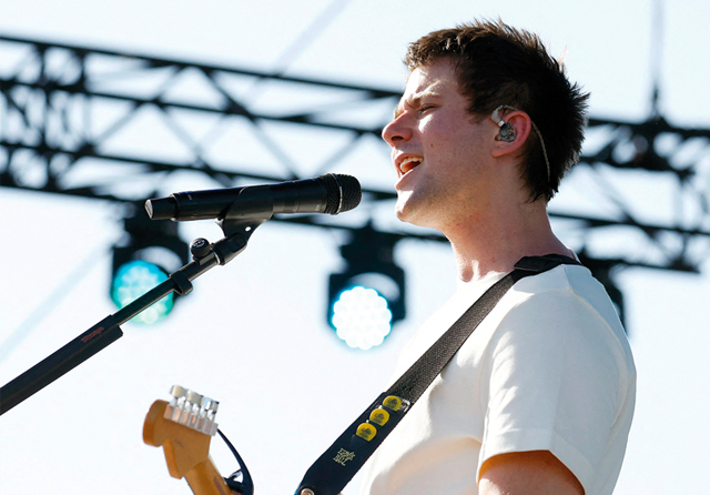 Musisi Alex Benjamin tampil di Coachella Valley Music and Arts Festival di Indio, California, AS.