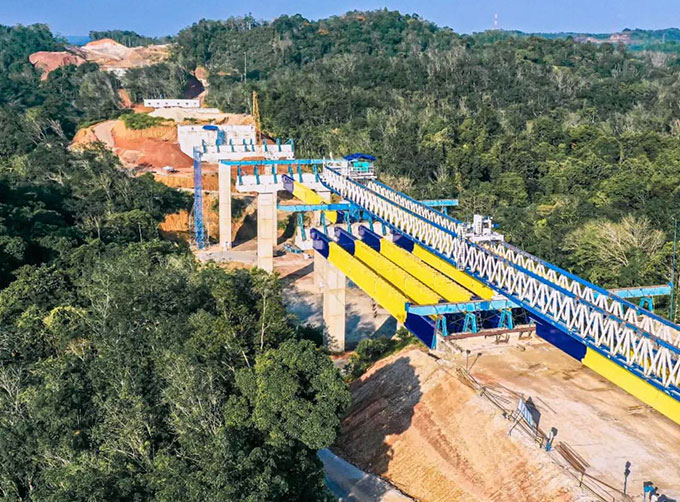 Konstruksi pekerjaan Jembatan Alai I ruas Jalan Tol Bangkinang-Pangkalan di Desa Tanjung Alai, XIII Koto Kampar, Kampar, Riau dilihat dari atas.